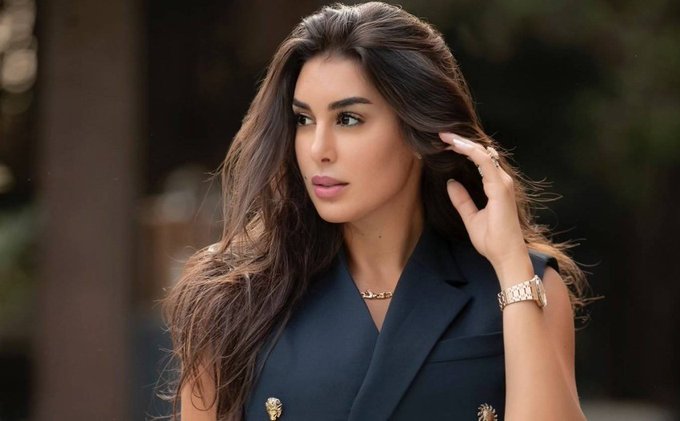 هكذا أطلت ياسمين صبري من اليونان.. وأخفت بطنها بالقبعة