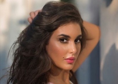 حقيقة تهرب ياسمين صبري من الجمارك.. وصورة لها مع شقيقها، فهل يشبهها؟