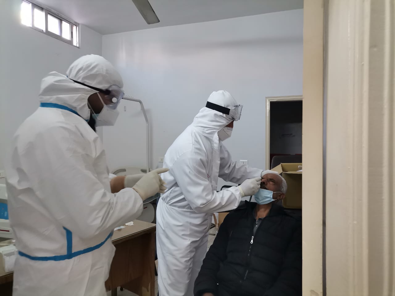 بعد انتشار الوباء وتزايد الإصابات، فريق الكورونا بمستشفى الهمشري يجري فحوصات في مخيمات وتجمعات صور