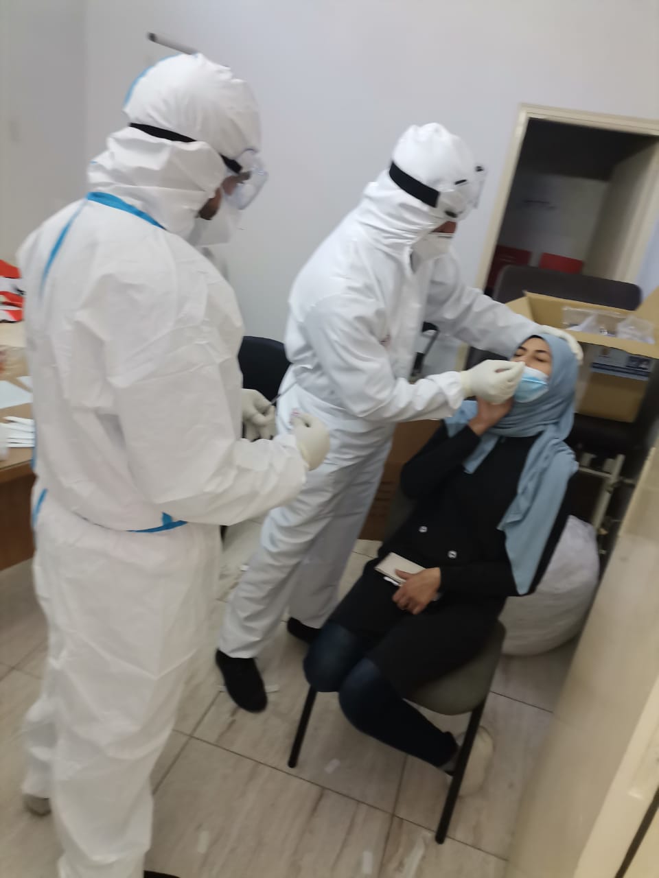 بعد انتشار الوباء وتزايد الإصابات، فريق الكورونا بمستشفى الهمشري يجري فحوصات في مخيمات وتجمعات صور