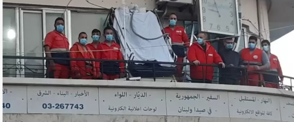  رفع مجسم لسرير عليه مريض افتراضي مصاب بكورونا وإلى جانبه جهاز تنفس أوكسجين في صيدا 