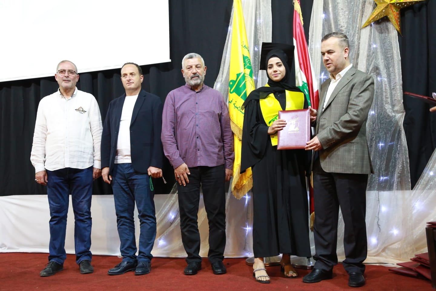 بالصور حفل تخرج حاشد لطلاب بلدة قانا أقامتهُ التعبئة التربوية شعبة قانا ساحة الإمام الحسين (ع)