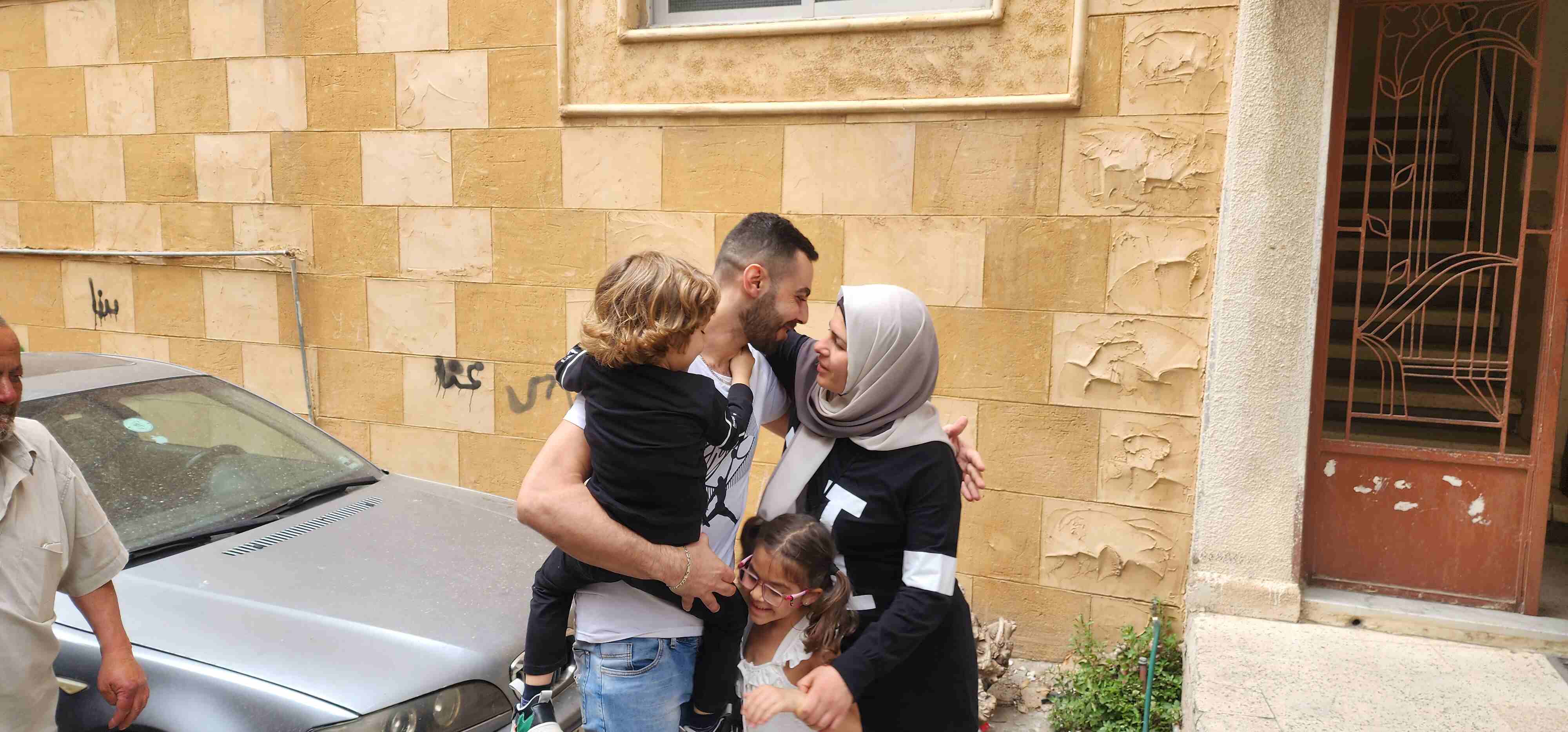 براءة الموقوف حسن عطيّة من تهمة التعامل مع العدو الإسرائيلي، وقد وصل الى منزله للتو في قانا