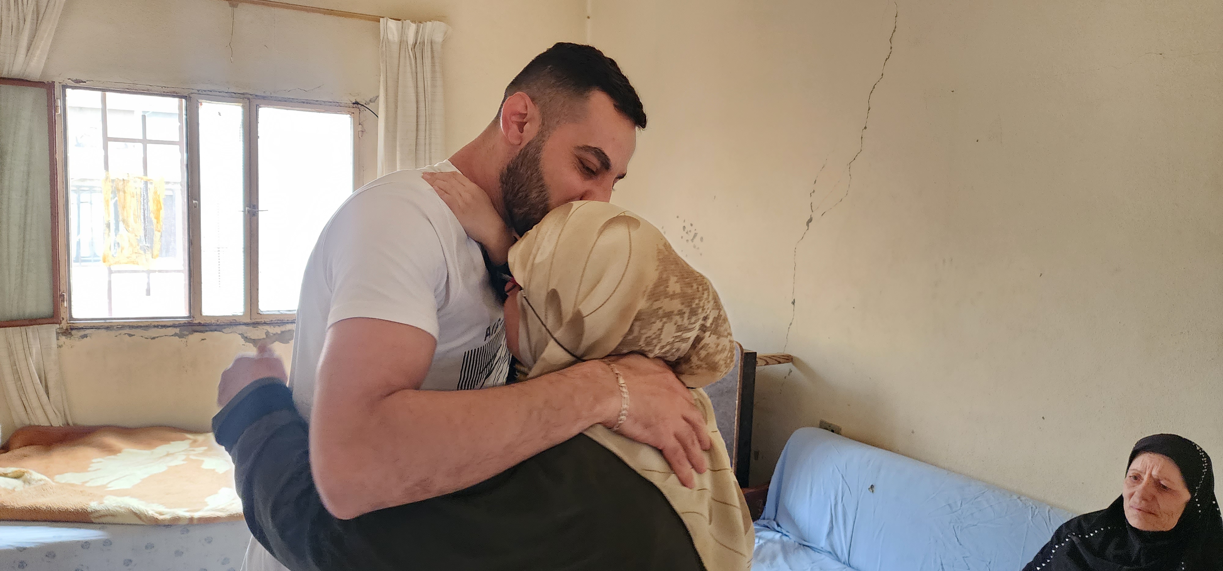 براءة الموقوف حسن عطيّة من تهمة التعامل مع العدو الإسرائيلي، وقد وصل الى منزله للتو في قانا