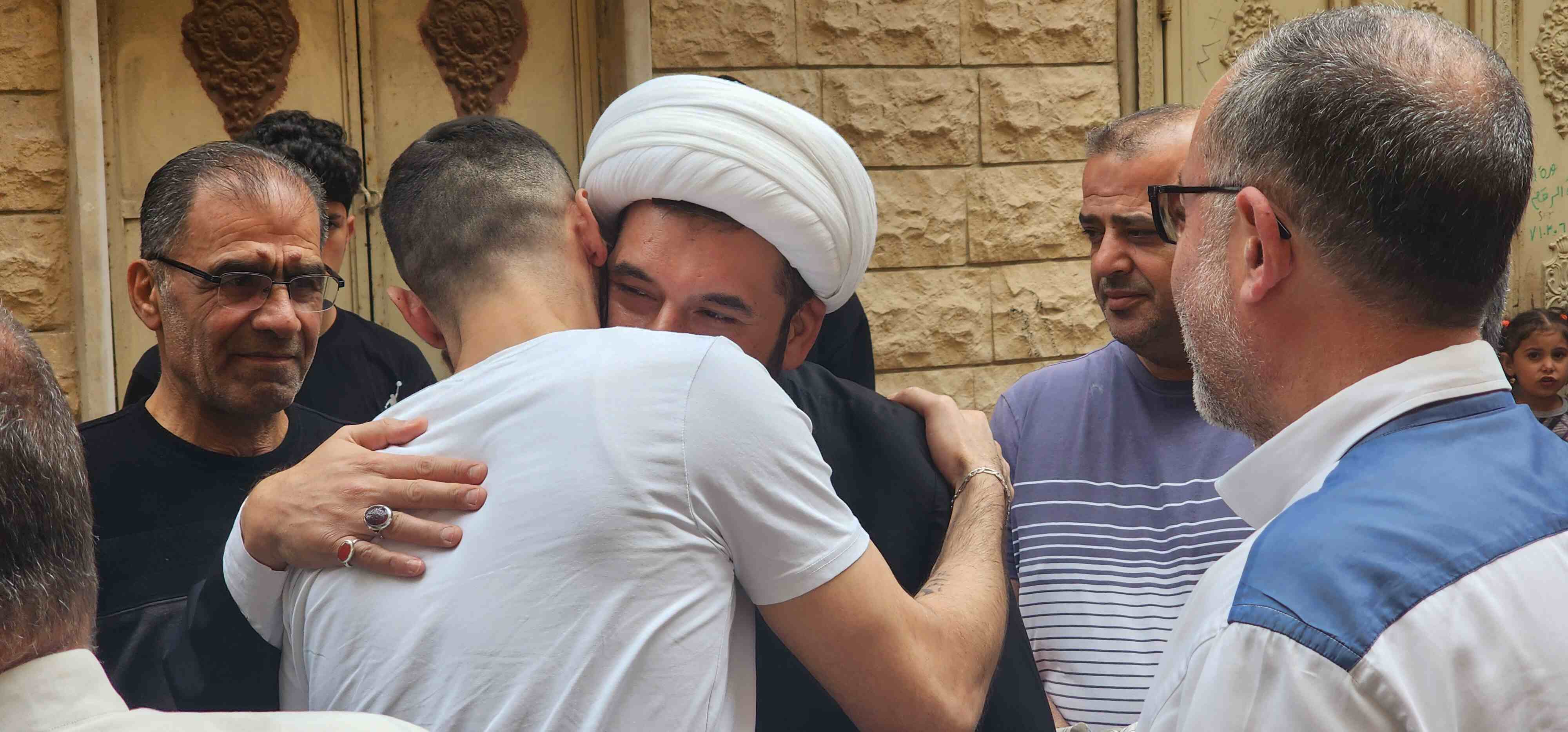 براءة الموقوف حسن عطيّة من تهمة التعامل مع العدو الإسرائيلي، وقد وصل الى منزله للتو في قانا
