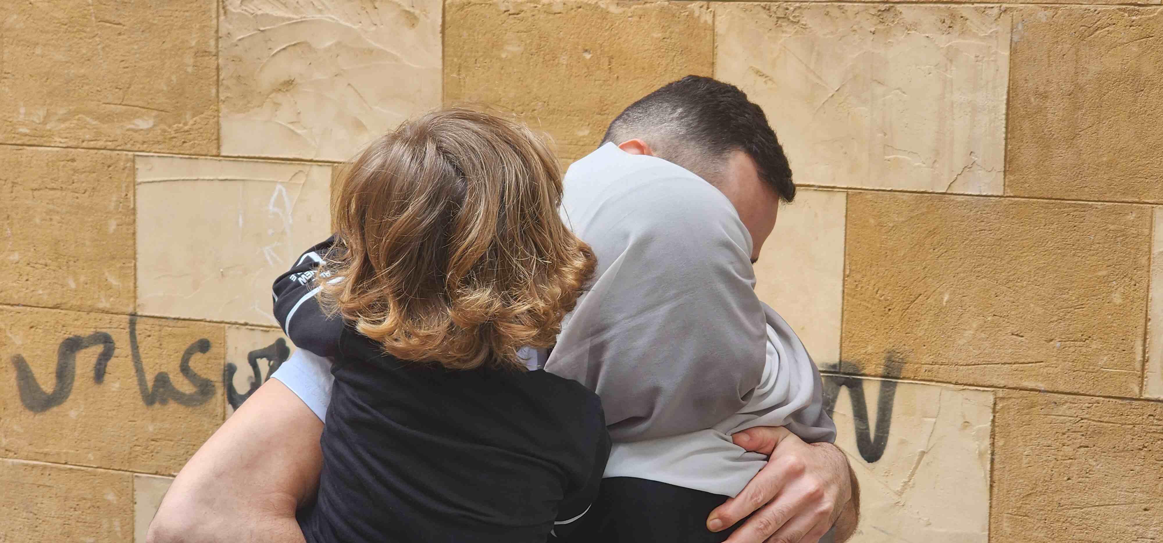 براءة الموقوف حسن عطيّة من تهمة التعامل مع العدو الإسرائيلي، وقد وصل الى منزله للتو في قانا