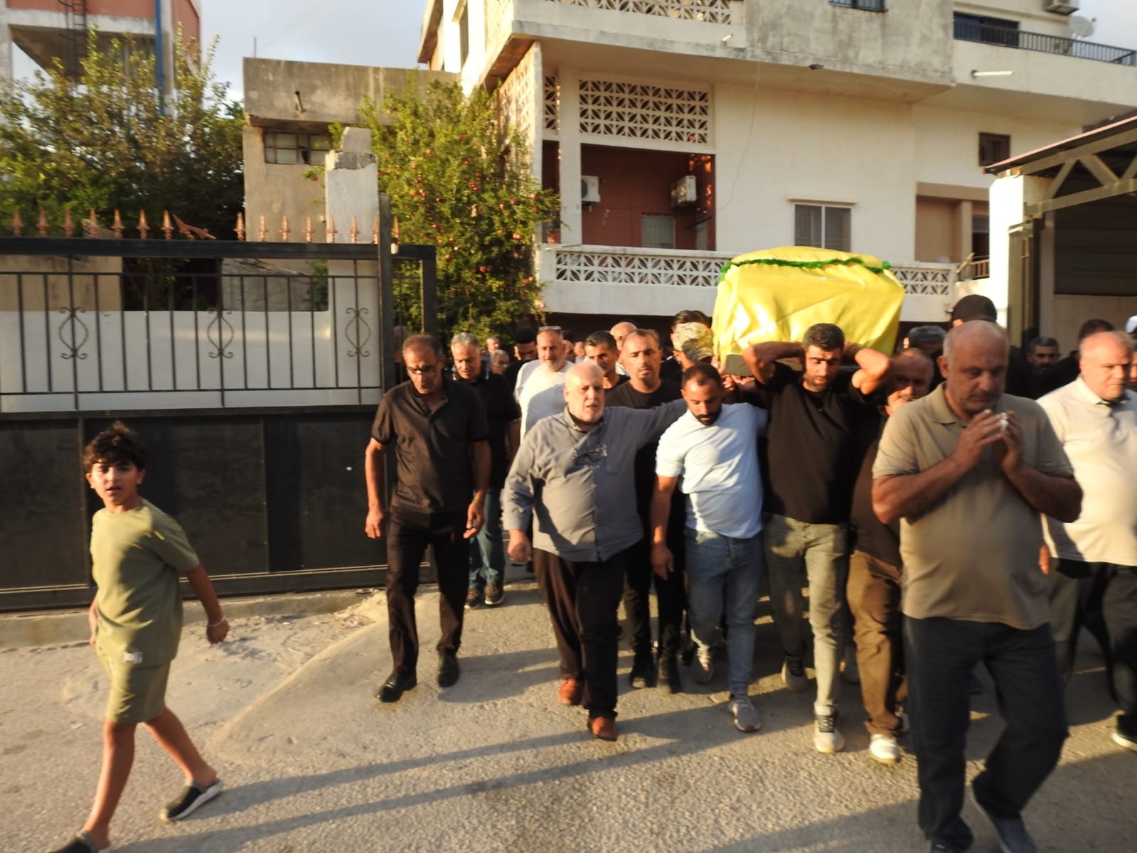 شيعت بلدة قانا فقيد الجهاد والمقاومة الحاج علي محمد حكيم الى مثواه الاخير